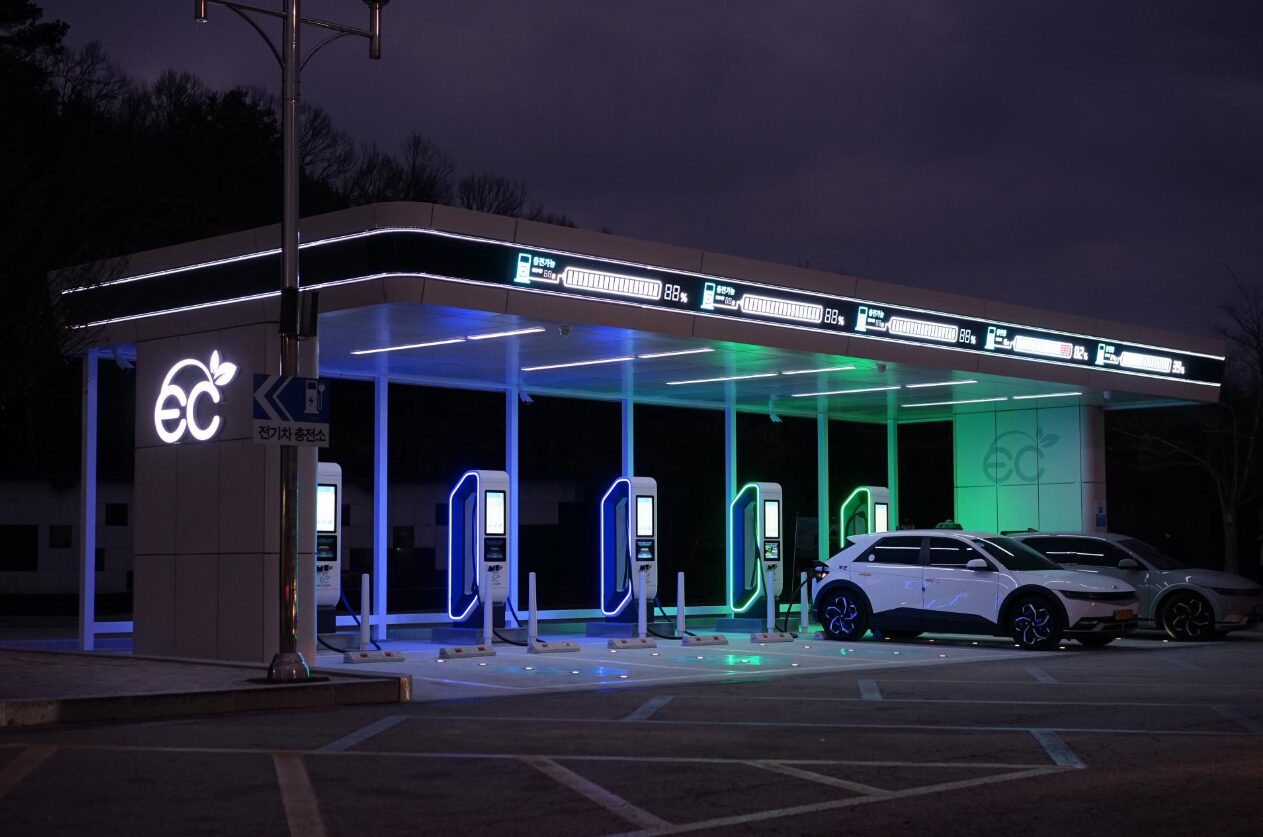 2026년 전기차 공공 급속충전소 야간 운영 모습, 여러 대의 충전기가 설치된 eC 충전 스테이션에서 전기차 2대가 충전 중