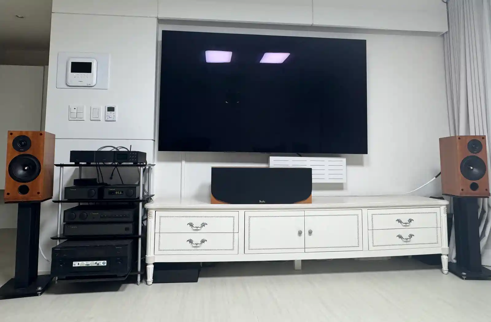 2026년 하이파이 오디오 트렌드를 보여주는 네임 올리브 시스템과 프로악 D2 스피커 거실 셋업