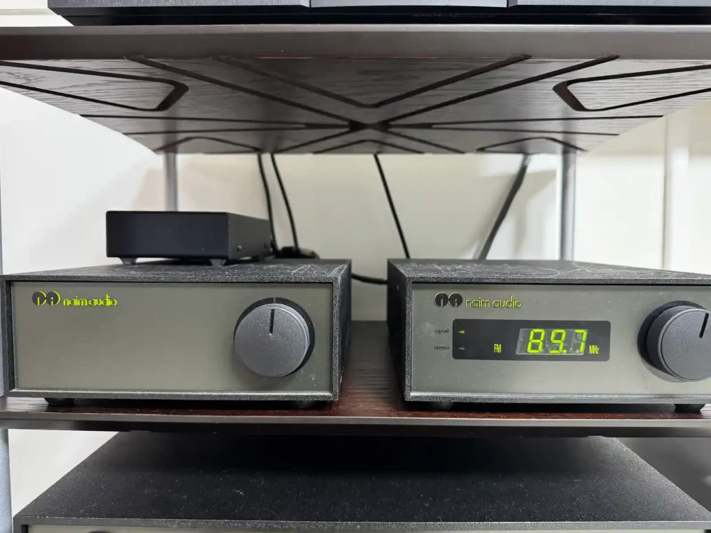 Naim NAT-01 FM 튜너와 전원부 - 올리브 시리즈 전원 분리 설계 (89.7MHz 수신 중)