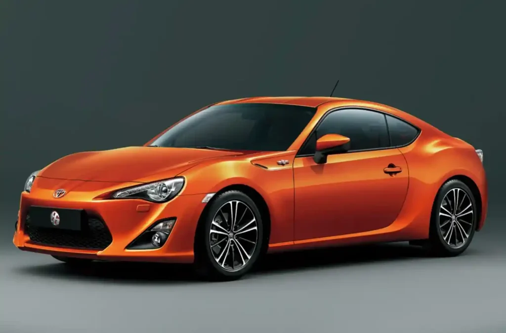 오렌지색 토요타 86 2도어 스포츠 쿠페, 후륜구동 스포츠카의 우아한 측면 프로필