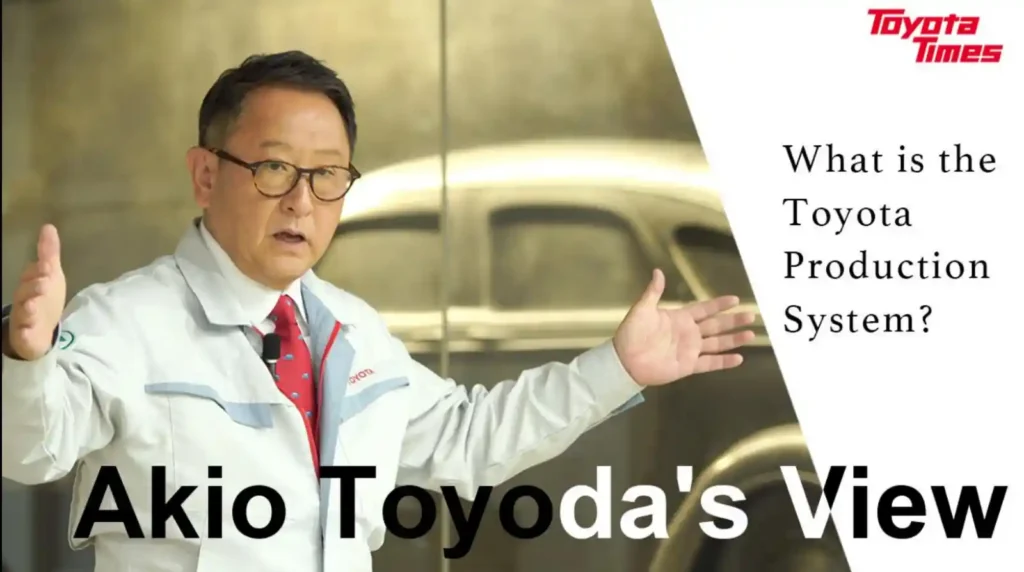 토요타 공장에서 작업복을 입고 토요타 생산방식을 설명하는 도요다 아키오, 양손을 펼쳐 열정적으로 대화하는 모습