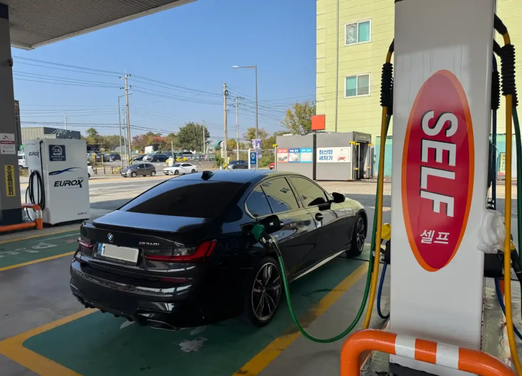 BMW M340i 주유소에서 주유 중, 출퇴근 연비와 유류비 현실