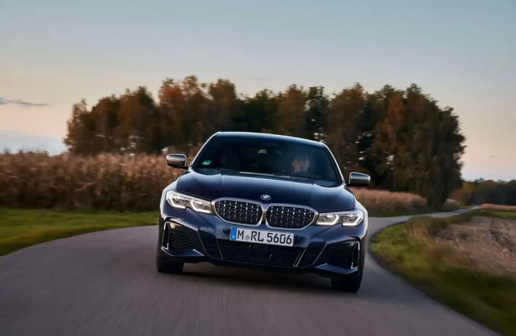 BMW M340i 주행 사진 교외 도로 전면 패닝샷