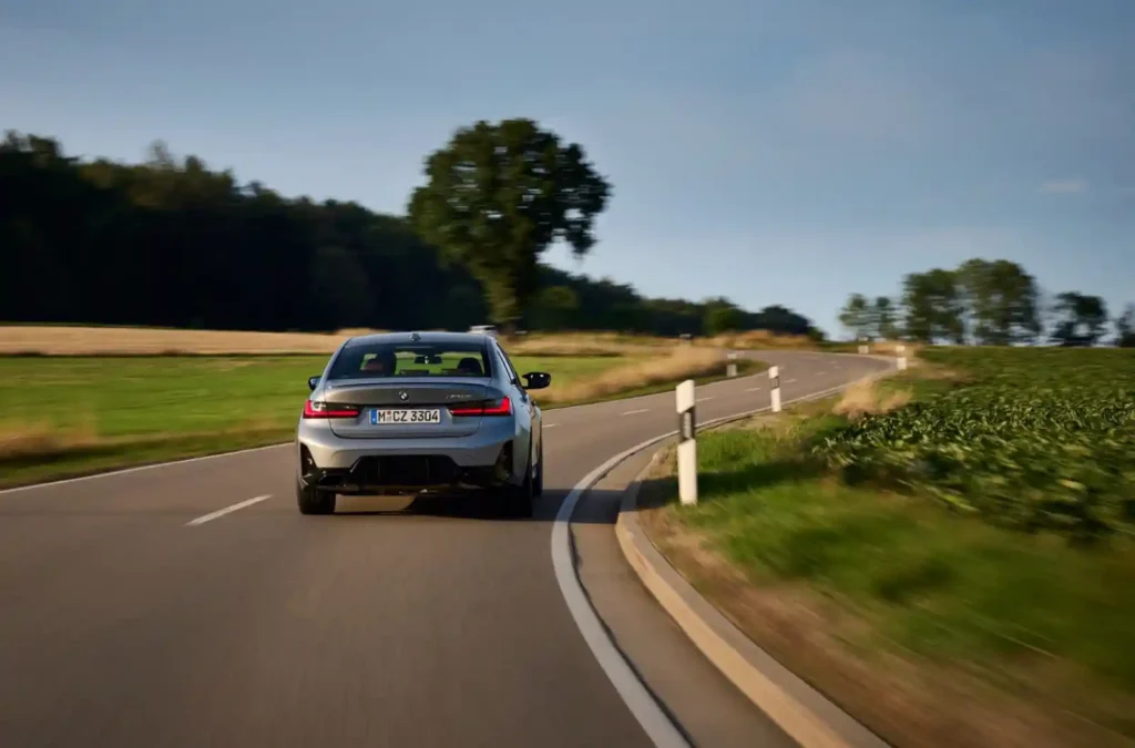 BMW M340i 후면 주행 사진 교외 도로 코너링