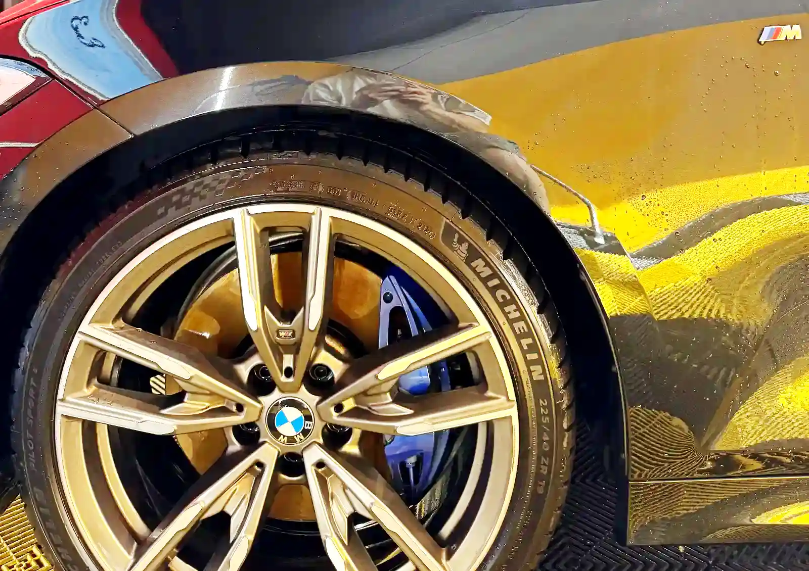 BMW M340i 미쉐린 파일럿 스포츠 5 타이어 장착 사진, 19인치 순정 휠과 블루 브레이크 캘리퍼