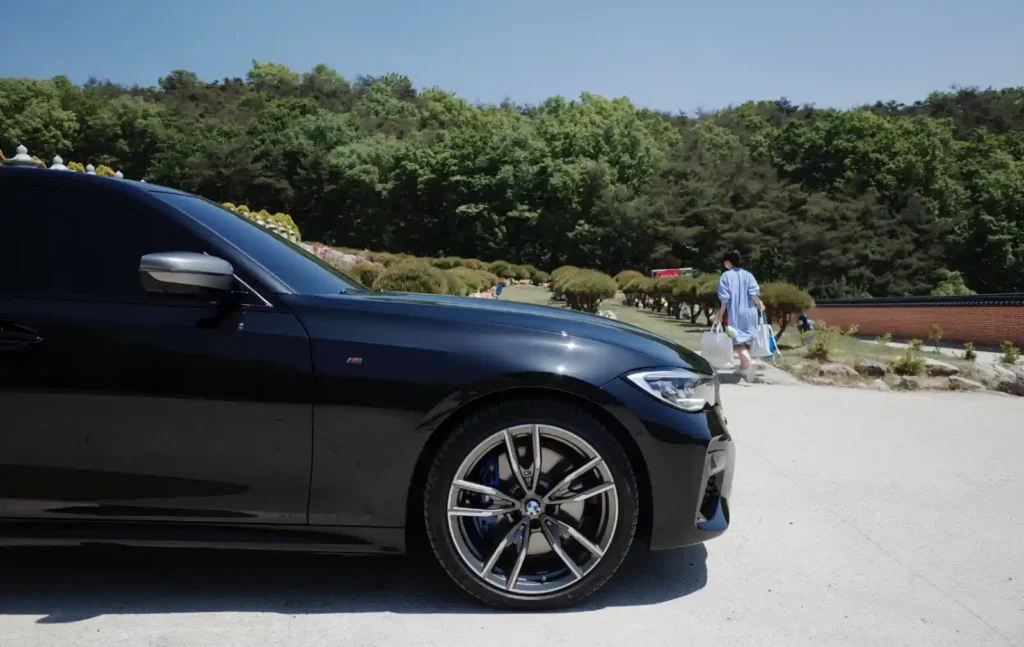 BMW M340i 브리지스톤 투란자 T005 런플랫 타이어 장착 모습, 야외 주차 중