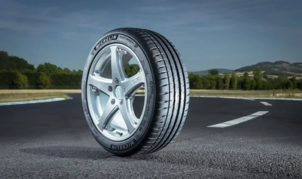 미쉐린 파일럿 스포츠 4 타이어 트레드 패턴, 서킷 배경