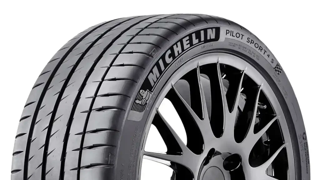 미쉐린 파일럿 스포츠 4S 타이어 트레드 패턴과 사이드월 로고