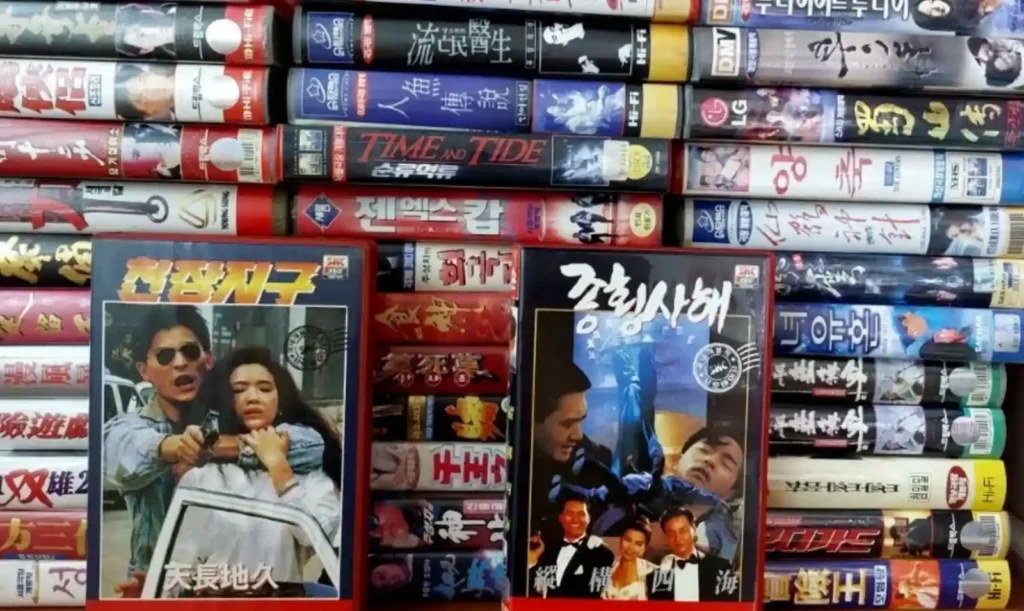 1990년대 비디오 대여점 진열대, 홍콩 영화 VHS 테이프들이 빼곡하게 꽂혀있는 모습