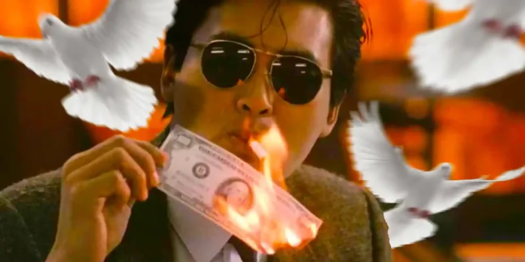 홍콩 느와르 영화 장면, 선글라스를 낀 주윤발이 불타는 달러 지폐를 들고 있고 배경에 흰 비둘기들이 날아가고 있다