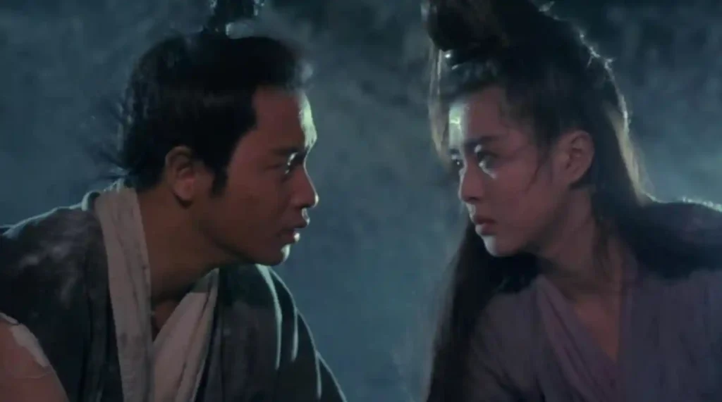 영화 천녀유혼의 한 장면, 장국영과 왕조현이 마주보며 애틋한 눈빛을 교환하고 있다