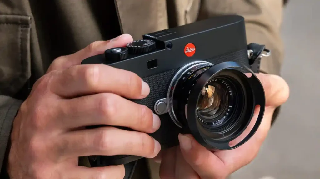 라이카 M 카메라를 손에 들고 촬영 준비하는 모습 Summilux 렌즈 장착