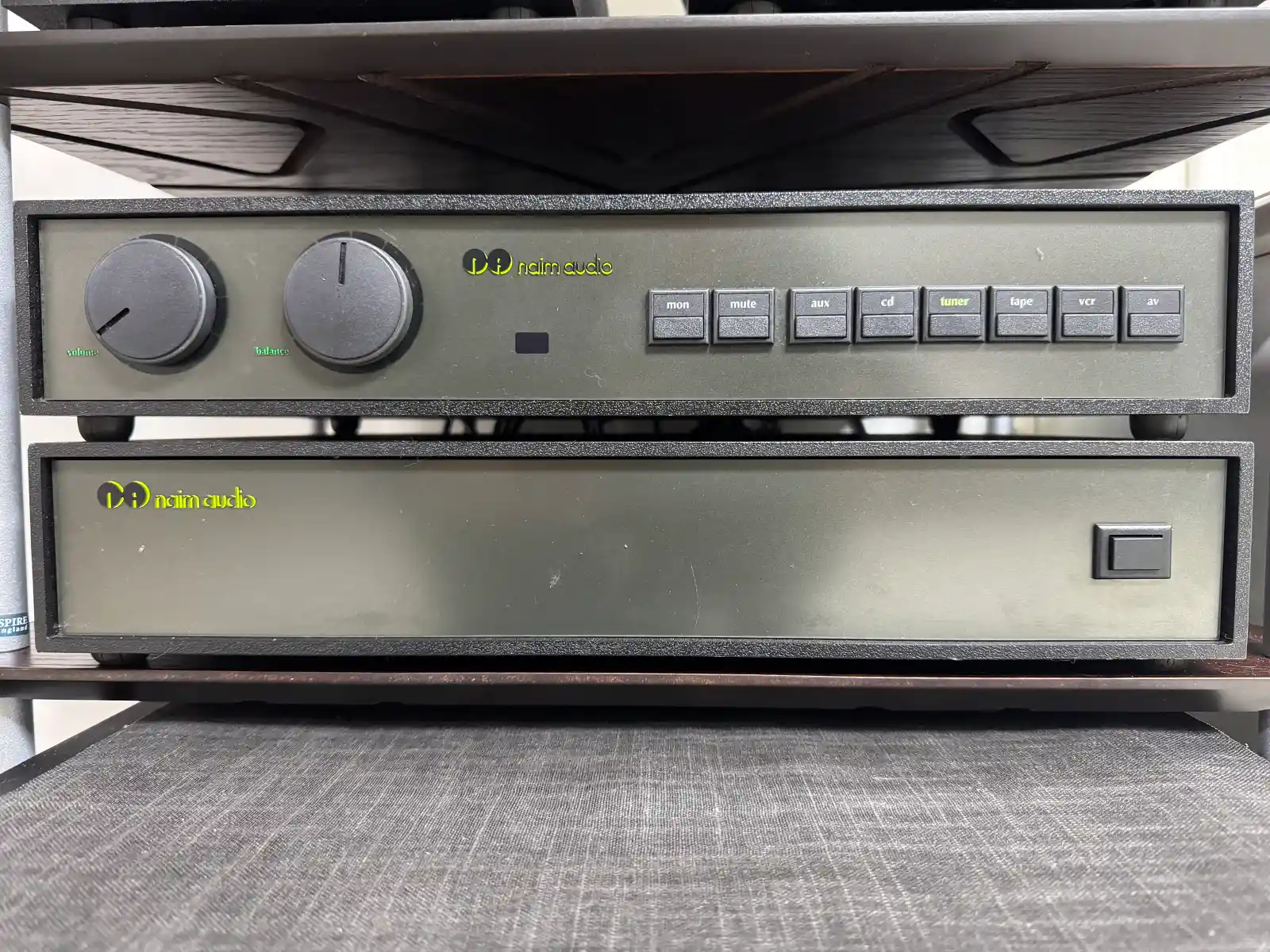 네임 올리브 시리즈 NAC 102 프리앰프와 NAP 180 파워앰프 전면