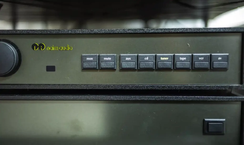 네임 NAC 102 프리앰프 입력 선택 버튼과 올리브색 샤시