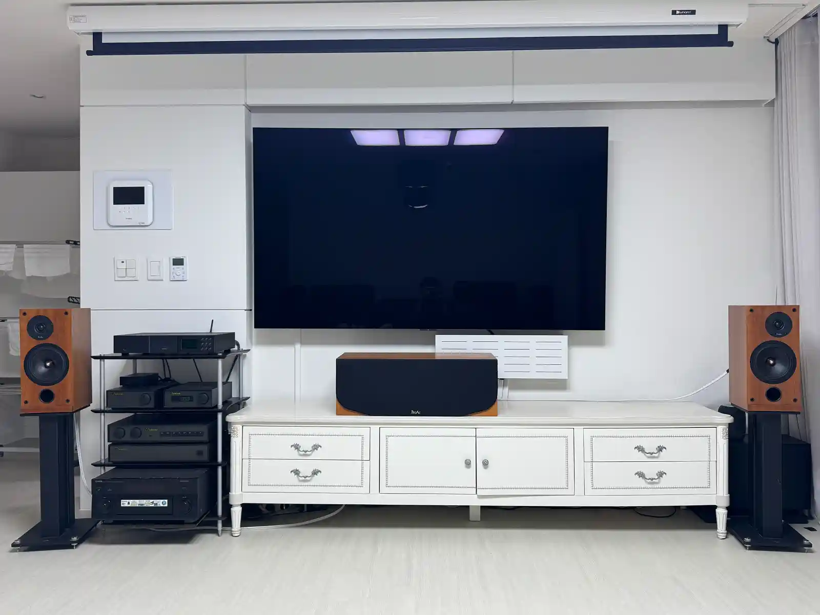 네임 NAC102 NAP180 앰프와 프로악 Response D2 스피커로 구성된 하이파이 및 홈시어터 시스템, 거실 리모델링 후 재배치 완료