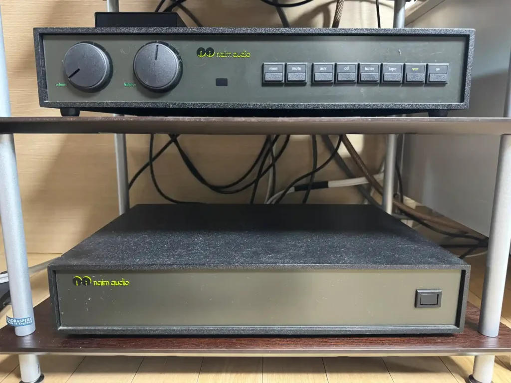네임 NAC 102 프리앰프(위)와 NAP 180 파워앰프(아래), 올리브 시리즈 프리파워 조합