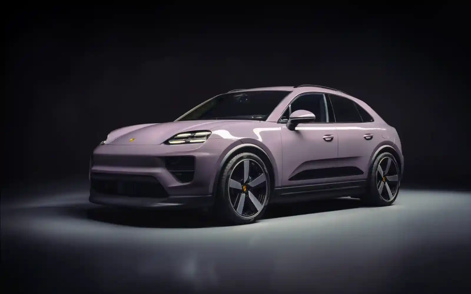 포르쉐 전기 마칸 EV 공식 이미지 - 라벤더 핑크 컬러의 프리미엄 전기 SUV