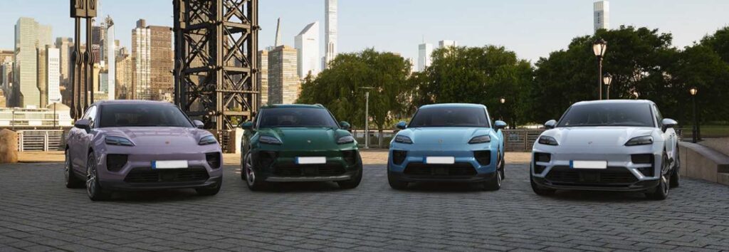 포르쉐 전기 마칸 4가지 컬러 라인업 - 도심 배경에서 촬영된 프리미엄 전기 SUV