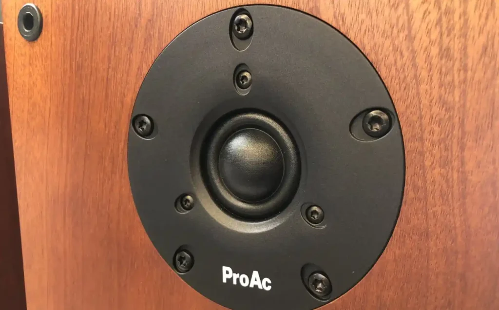 프로악 D2 소프트 돔 트위터 클로즈업 - 절제된 고음역 설계