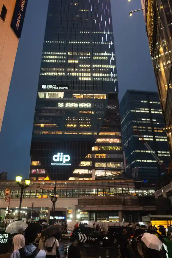 비 오는 저녁 시부야 거리에서 바라본 시부야 스크램블 스퀘어 전경