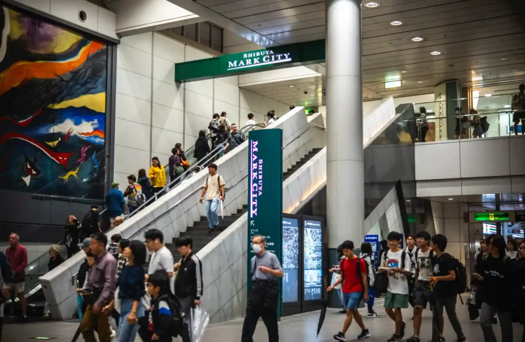 시부야 마크시티 내부 연결 통로와 에스컬레이터 전경