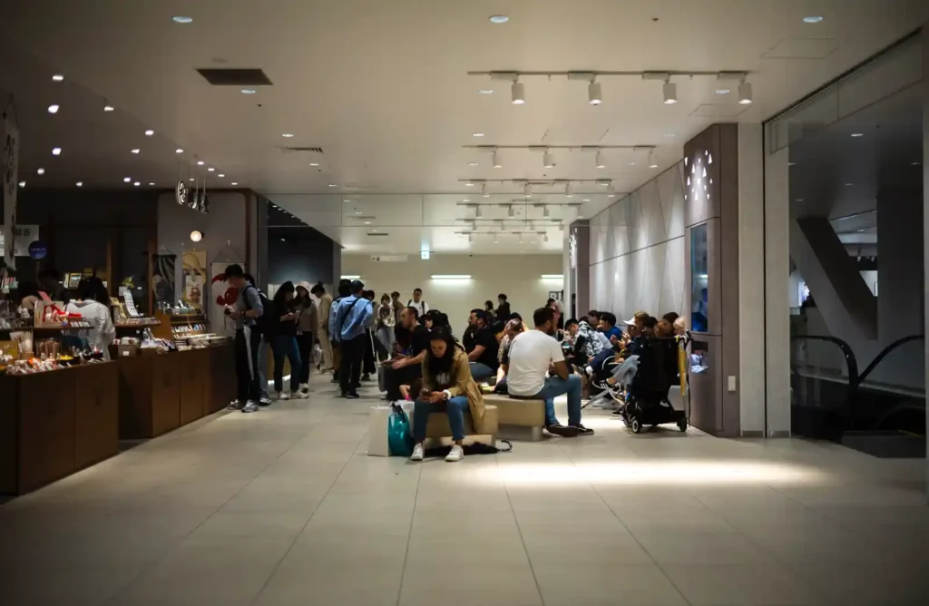 시부야 스카이 전망대 입장을 기다리는 방문객들로 붐비는 실내 로비 전경