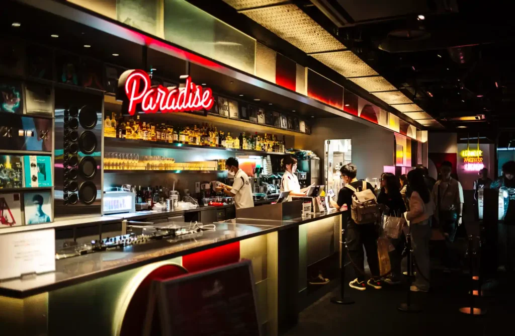 시부야 스카이 전망대 45층에 위치한 카페 파라다이스 라운지 내부 전경