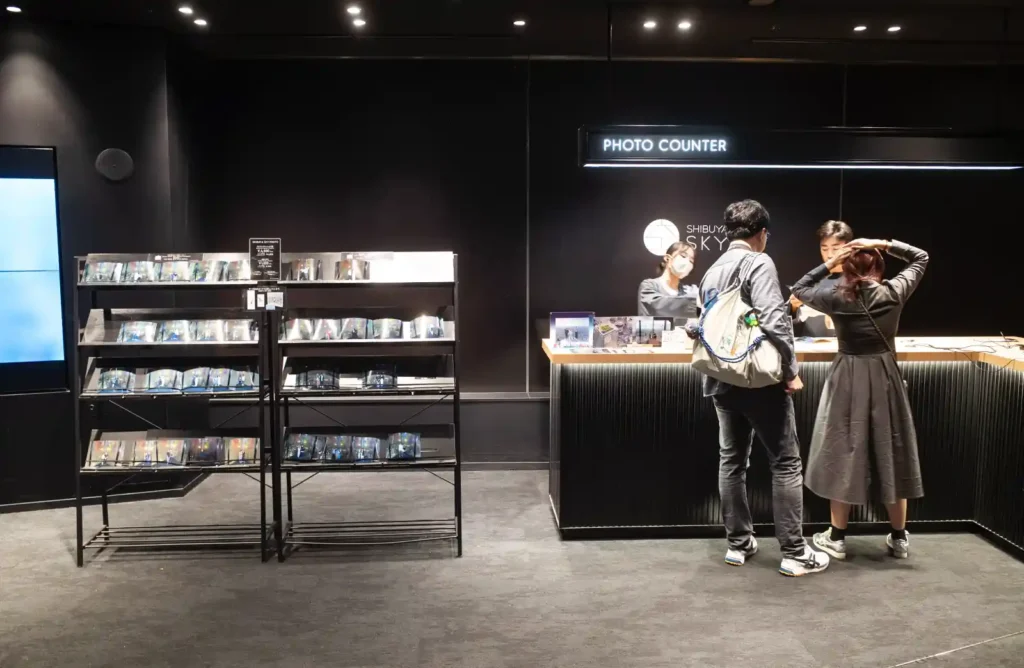 시부야 스카이 전망대 45층 포토 카운터와 기념사진 판매 공간 전경