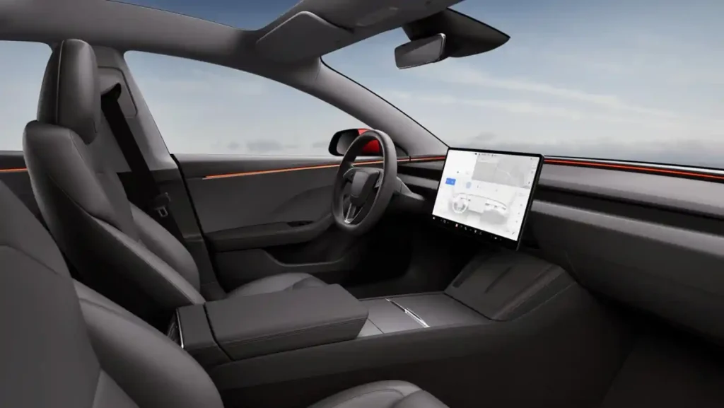 테슬라 모델 3 퍼포먼스 실내 - 중앙 15인치 디스플레이와 미니멀한 대시보드, 레드 악센트 트림이 특징