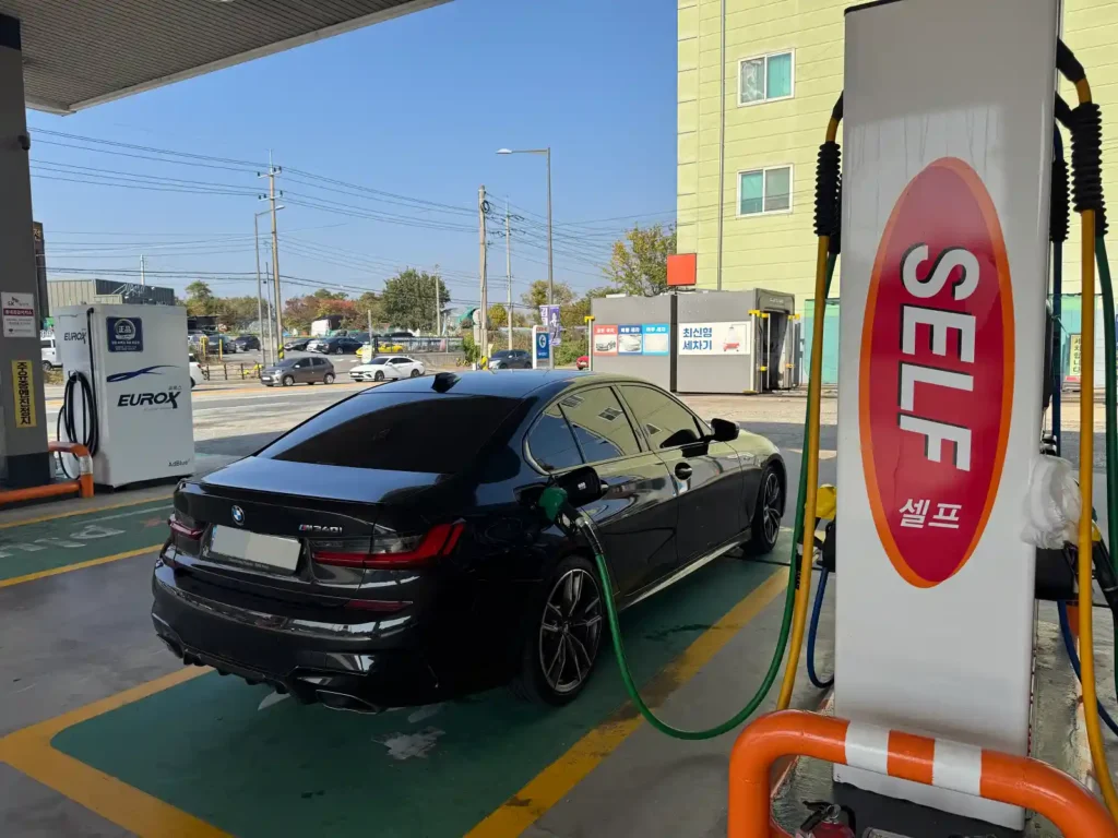 BMW M340i 주유 중 - 블랙 M340i가 셀프 주유소에서 주유하고 있는 모습