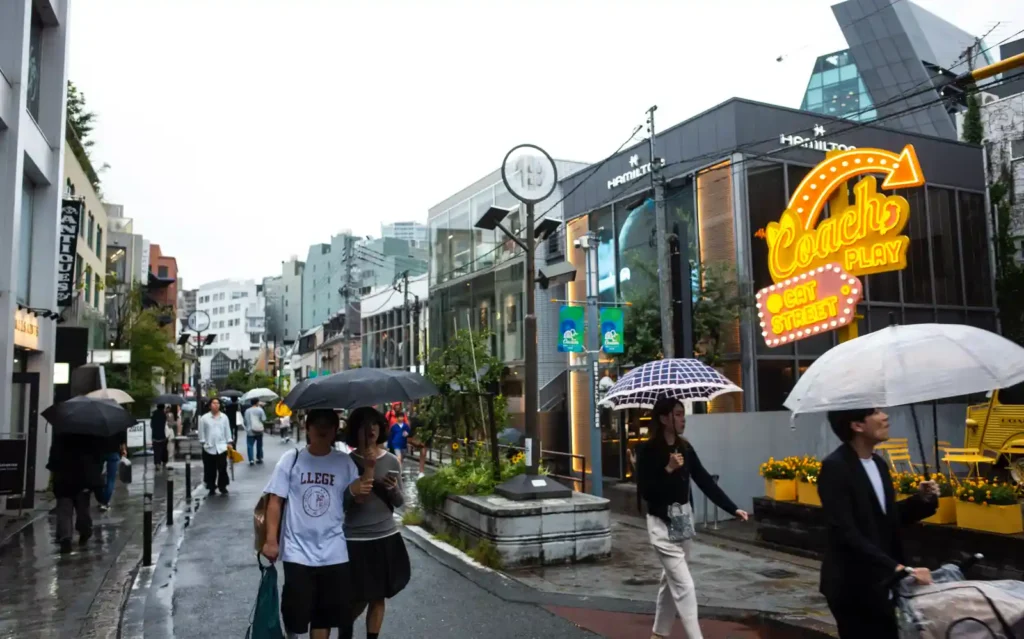도쿄 캣스트리트 쇼핑거리 하라주쿠 오모테산도 명소 비오는날 코치매장