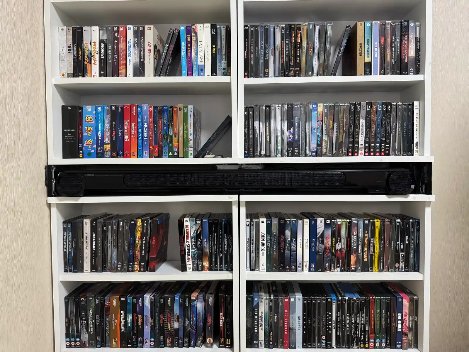 블루레이 컬렉션 300장이 정렬된 책장, 스틸북과 일반 BD가 섞여있는 영화 수집가의 홈 시어터 시스템