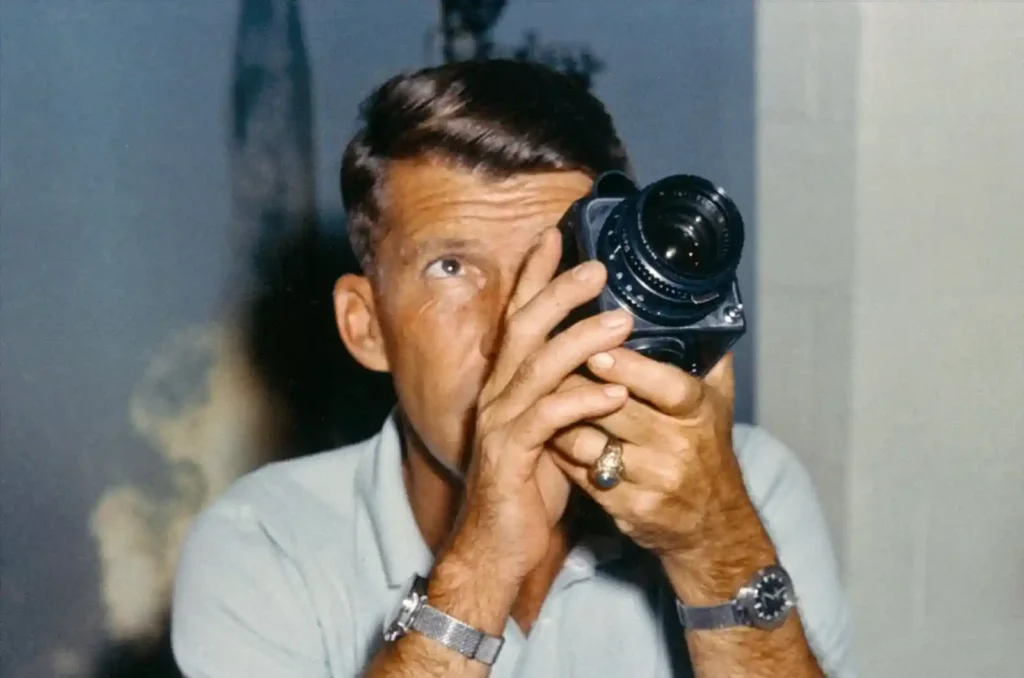 우주 비행사 월터 시라가 핫셀블라드 500C 카메라로 사진을 촬영하는 모습