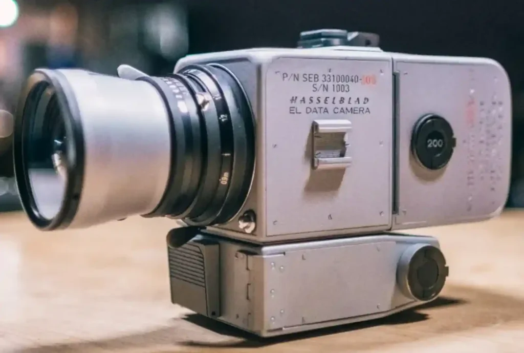 실버 색상으로 마감된 핫셀블라드 EL 데이터 카메라, NASA 우주 임무용으로 특수 개조된 모델