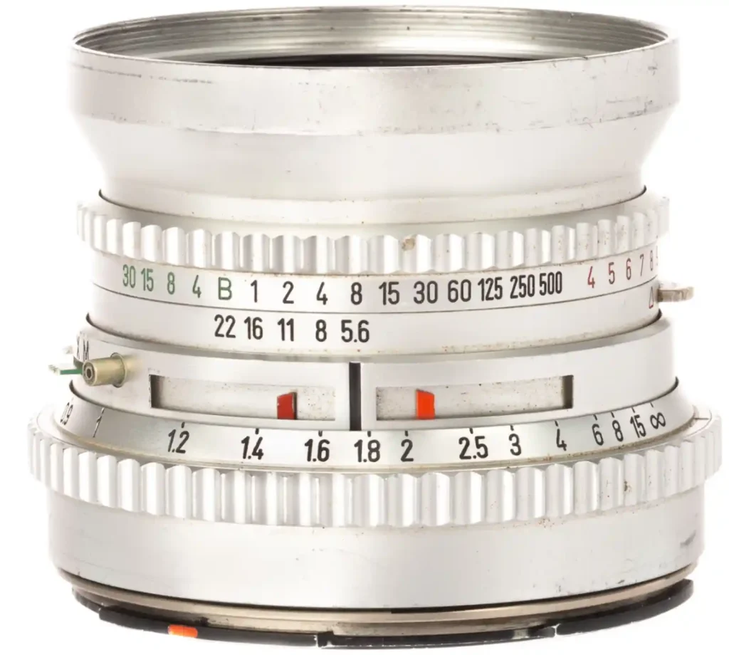 칼 자이스 Biogon 렌즈의 기계식 조리개 링과 거리 스케일이 드러난 외관