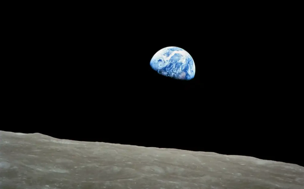 아폴로 8호에서 핫셀블라드 카메라로 촬영한 지구 돋이(Earthrise) 사진, 달 지평선 너머로 떠오르는 푸른 지구