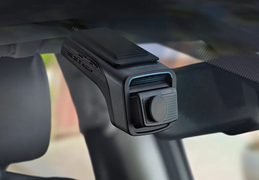 Thinkware U3000 Pro 블랙박스 본체 클로즈업 - 프리미엄 디자인과 렌즈