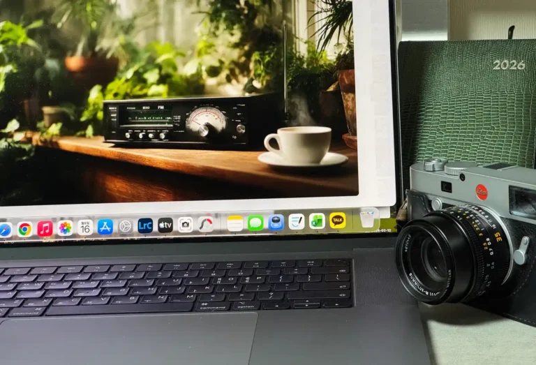 MacBook 화면에 Midjourney AI 생성 이미지가 보이고, 옆에 Leica M10-R 카메라가 놓여 있는 장면 — 2026 사진 트렌드, AI와 실촬영의 대비