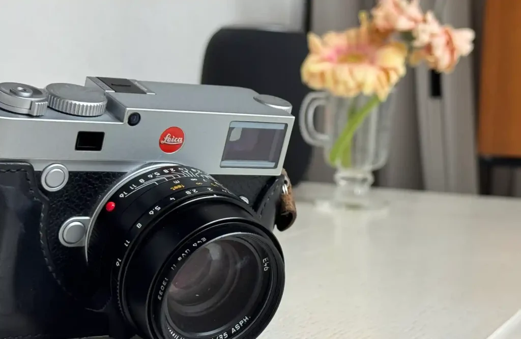 자연광이 들어오는 공간에 놓인 Leica M10-R과 Summilux-M 35mm 렌즈 클로즈업 — 2026 카메라 시장의 경험 중심 전환을 상징하는 장면