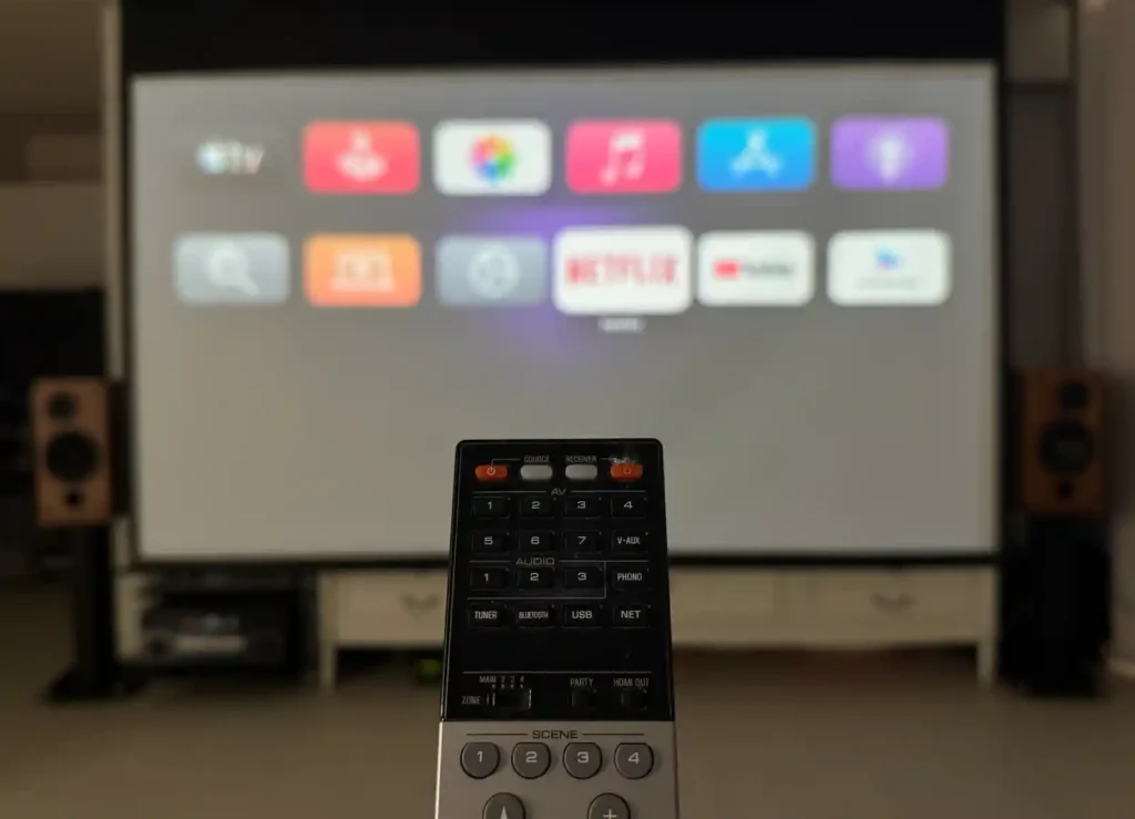 5.1.4 홈시어터에서 OTT 스트리밍 화면을 리모컨으로 선택하는 순간의 모습