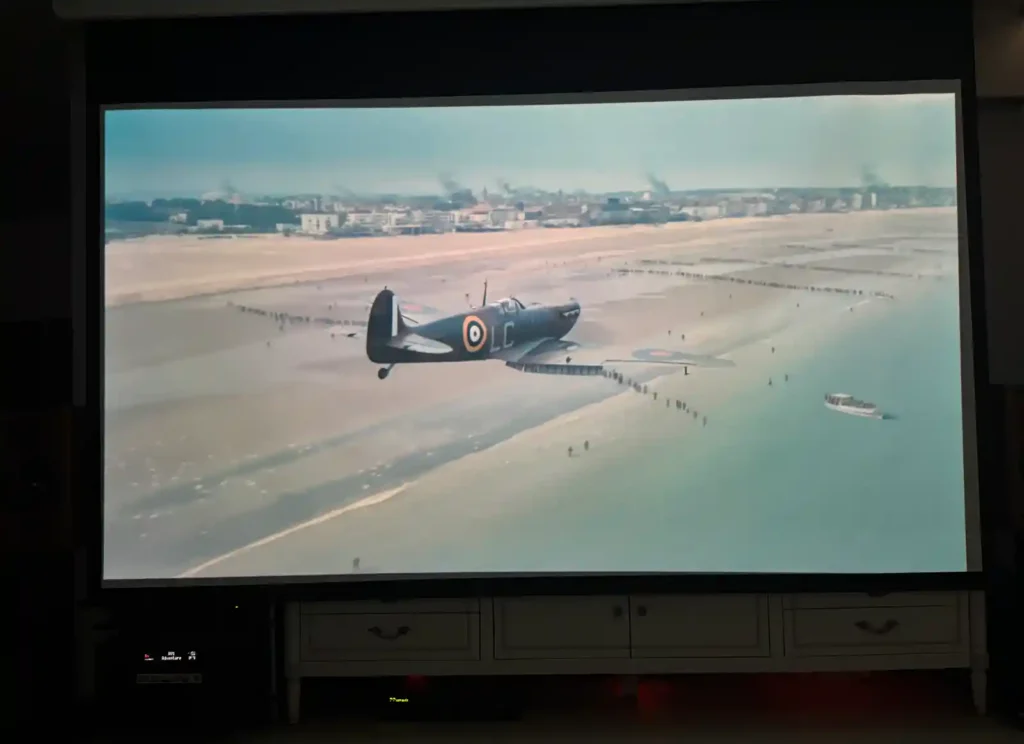 5.1.4 홈시어터에서 블루레이로 재생 중인 전쟁 영화 장면과 스피커 전경