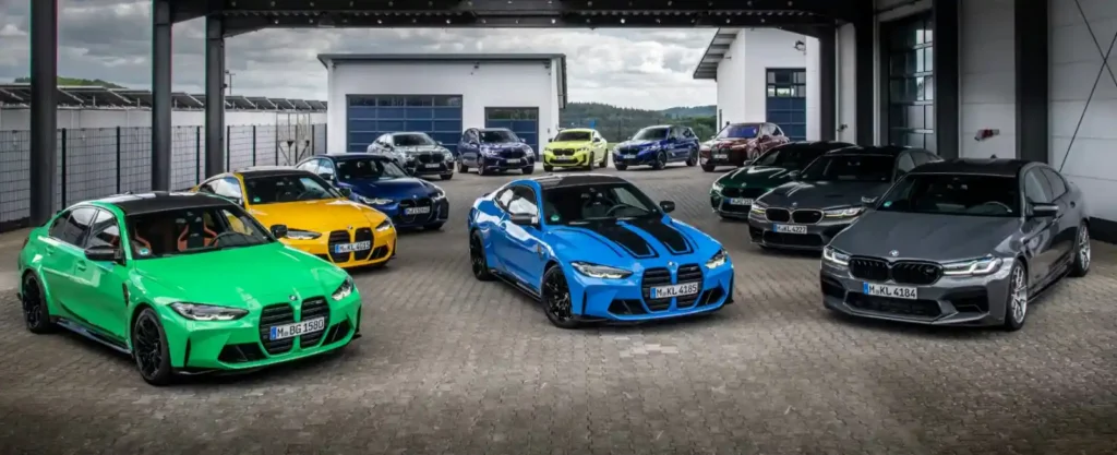BMW M3, M4, M5, X 시리즈 등 다양한 BMW M 모델이 한 자리에 모여 있는 단체 사진