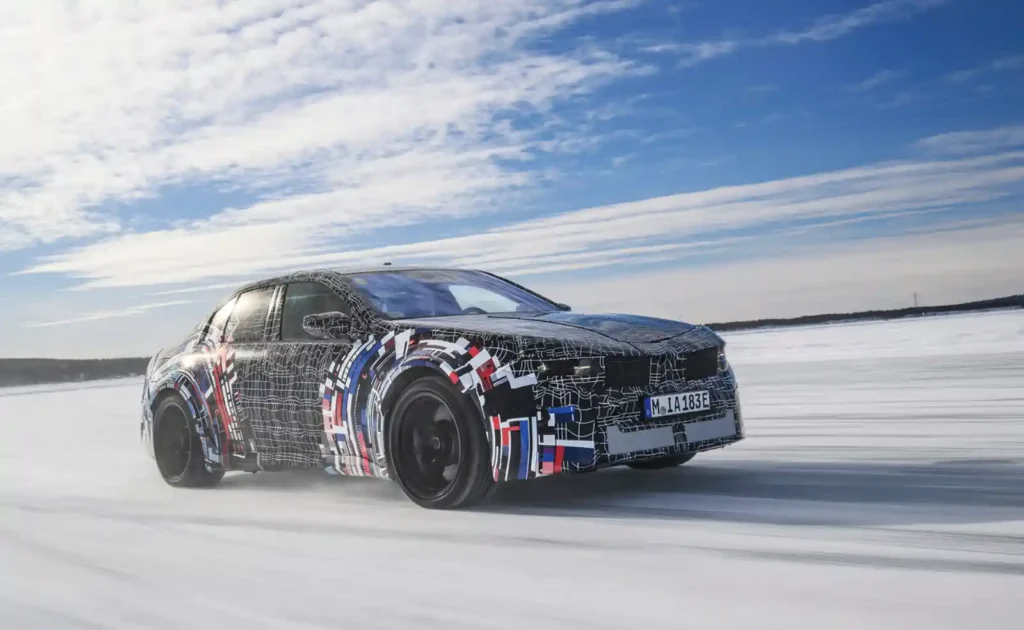 카무플라주 랩을 두른 BMW 전기 M3 프로토타입이 설원에서 겨울 테스트 중인 모습