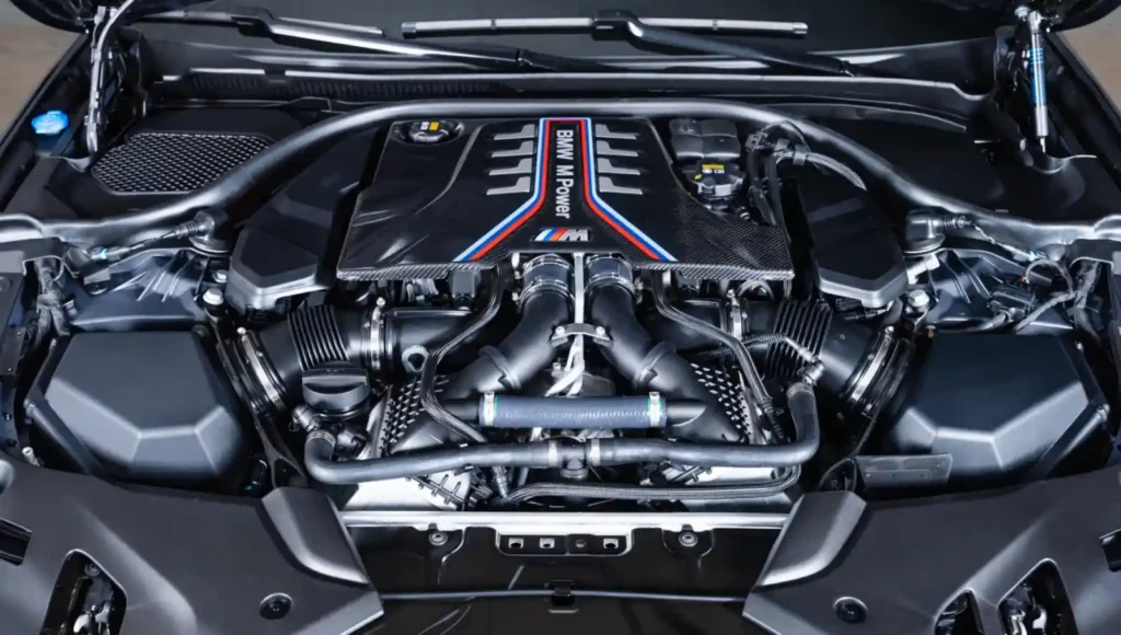 BMW M Power 레터링과 M 트리컬러 스트라이프가 새겨진 V8 엔진 룸 클로즈업