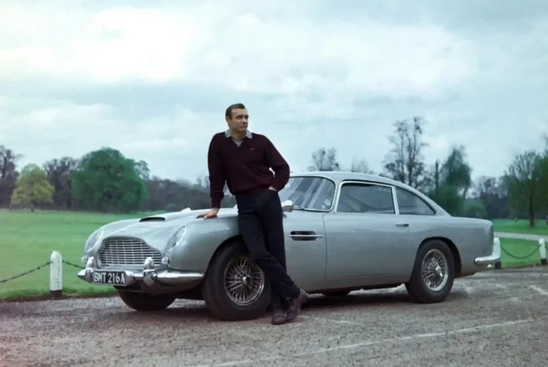 제임스 본드 영화에 등장한 클래식 애스턴 마틴 DB5가 야외에 정차해 있는 모습