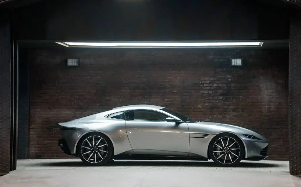 영화 007 스펙터를 위해 제작된 애스턴 마틴 DB10의 측면 실루엣으로, 이후 애스턴 마틴 디자인의 방향성을 보여주는 콘셉트 모델