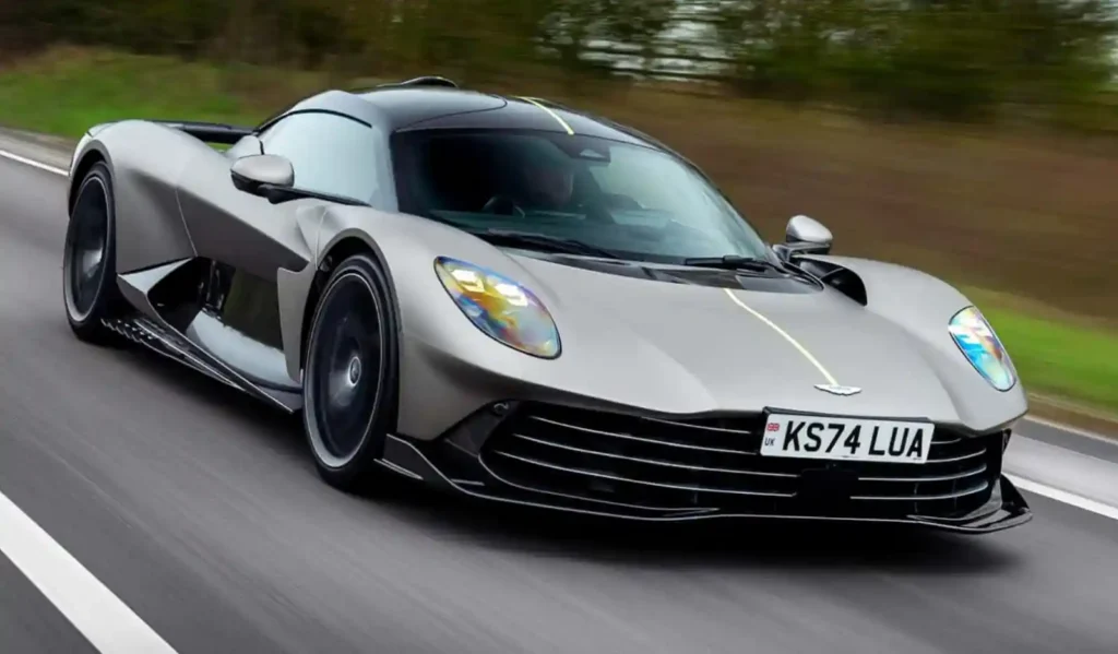 도로 위를 주행 중인 애스턴 마틴 발할라로, 양산 단계에 들어간 하이브리드 하이퍼카의 실제 주행 모습