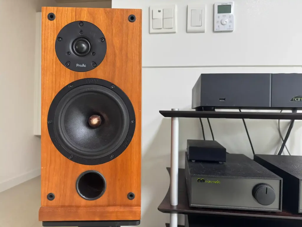 ProAc Response D2 북쉘프 스피커 - 체리 우드 마감과 리본 트위터, Naim 시스템과 매칭