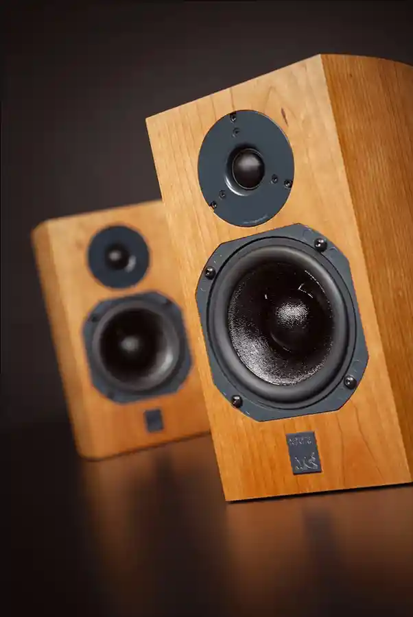 ATC SCM7 북쉘프 스피커 페어 - 프로 오디오 출신의 컴팩트 3-way 스튜디오 모니터