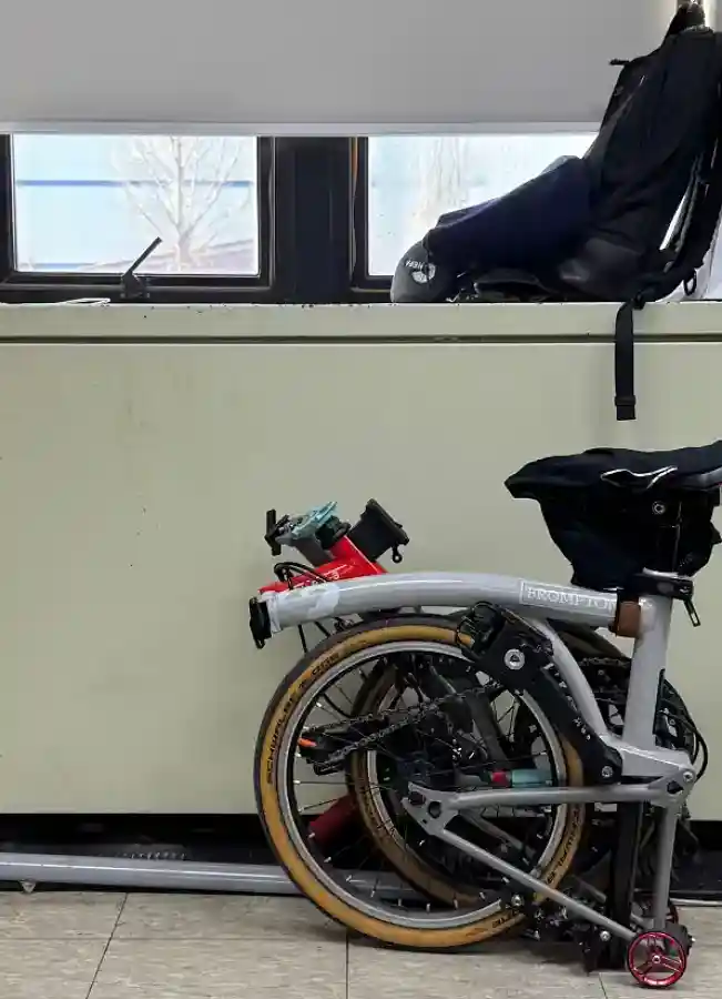 무실에 보관 중인 브롬톤 CHPT3 v4 접은 상태 이미지
